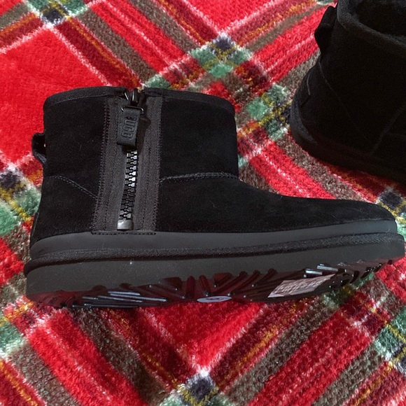 UGG BOOTS - Picture 2 of 8